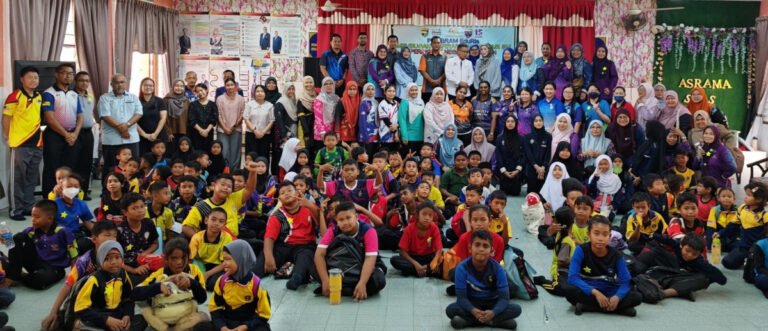 Murid-murid yang mengambil bahagian bersama pasukan UM