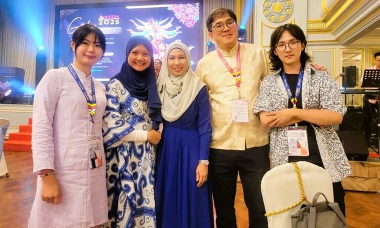 Pasukan penyelidik TMS di AOCPRM, dari kiri Wong Kai Qi, Nur Azah Hamzaid, Mazlina Mazlan, Chung Tze Yang dan Na Risu