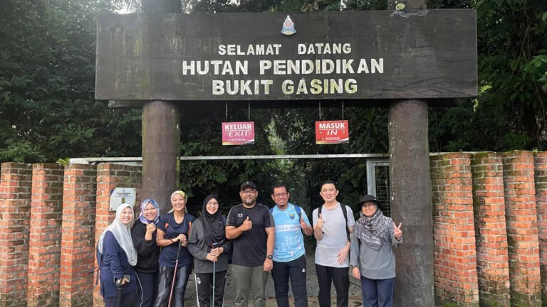 Penulis (dua dari kanan), dekan (tiga dari kanan), dan peserta di kaki Bukit Gasing, Petaling Jaya sebelum memulakan pendakian