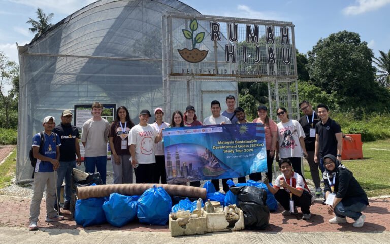 Peserta menyertai aktiviti penyediaan anak benih pokok berembang dan nipah (1)