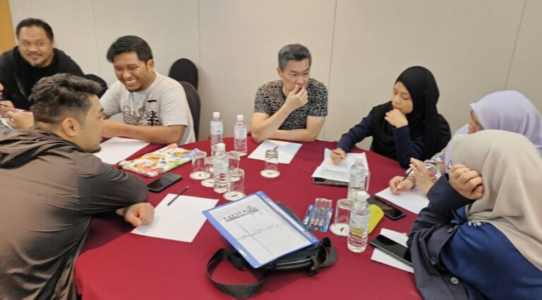 Staf sokongan jabatan turut fokus menyiapkan tugasan bengkel