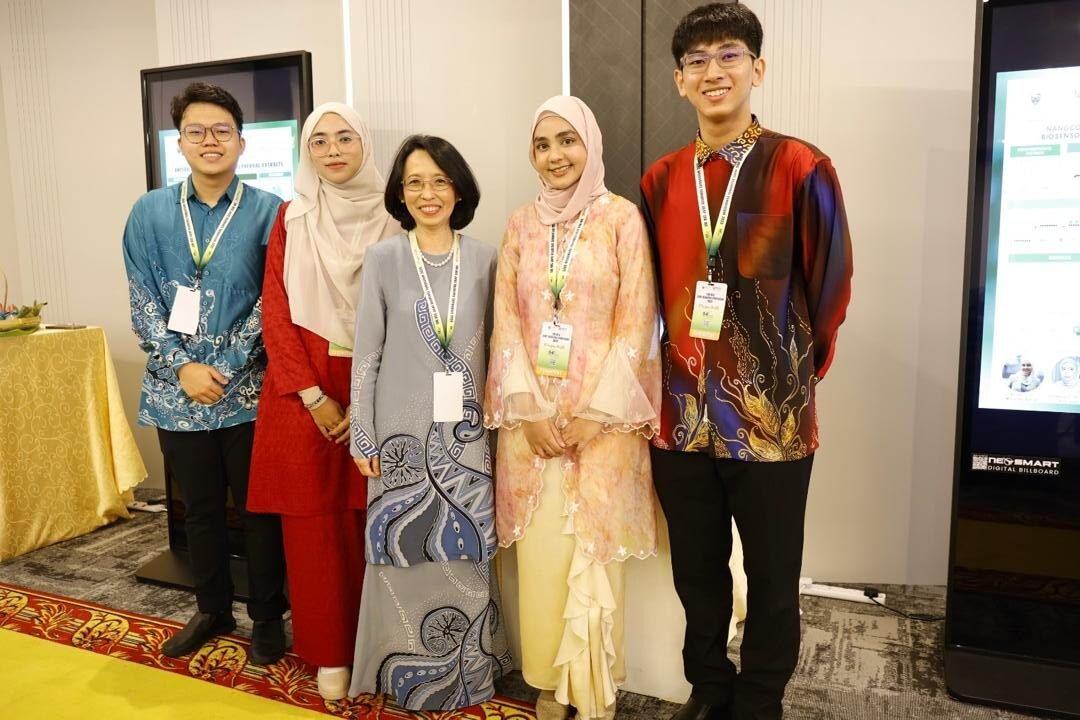 Asiyah bersama pembentang lain di simposium