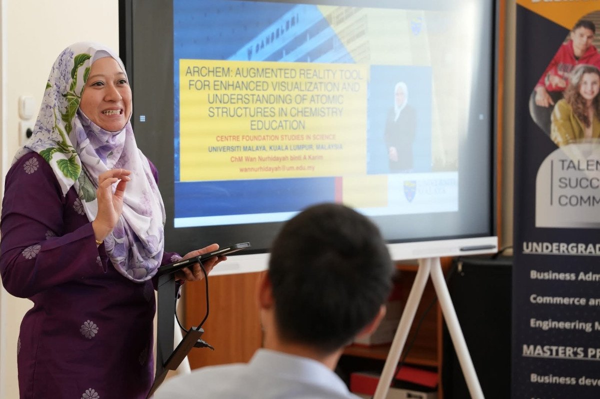 Penulis membentangkan inovasinya di Budapest